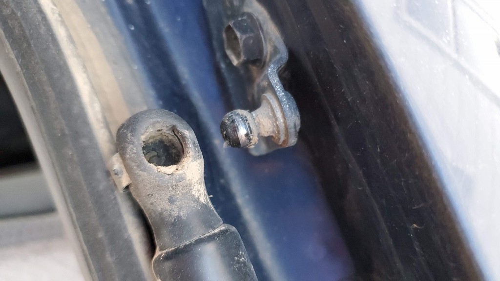 Strut removed from hatch connector ball-joint